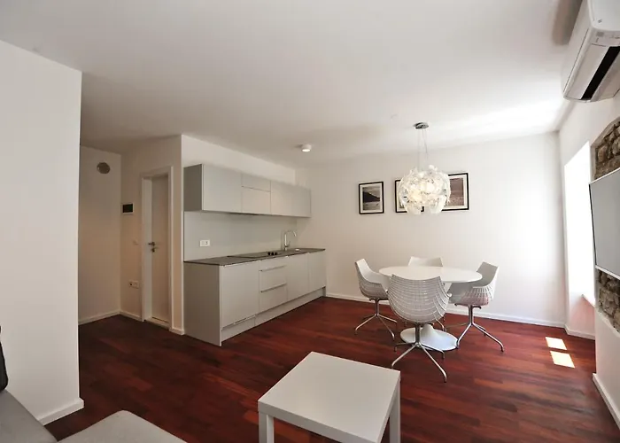 Historic Center Shelter ピラン